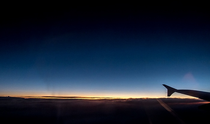 Kurz nach Sonnenuntergang über den Wolken Europa