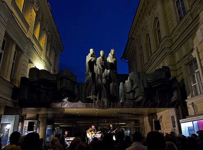 Gedimino prospektas: Nationales Dramatheater Litauens - Drei-Musen-Skulptur über dem Eingang Vilnius