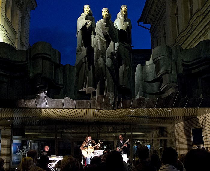 Vilnius Gedimino prospektas: Nationales Dramatheater Litauens - Drei-Musen-Skulptur über dem Eingang