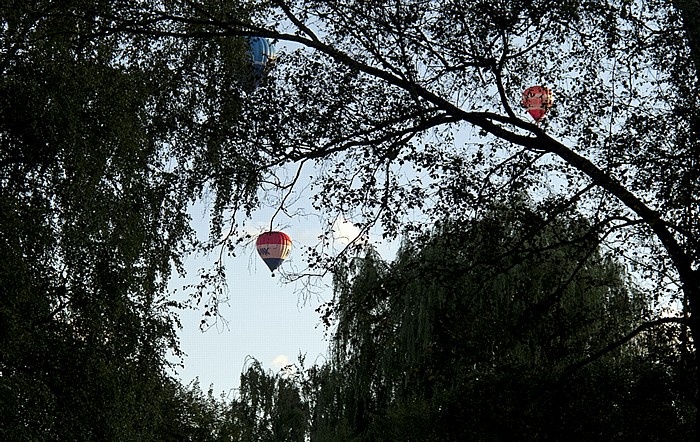 Sereikiskes Park: Heißluftballone über der Altstadt Vilnius