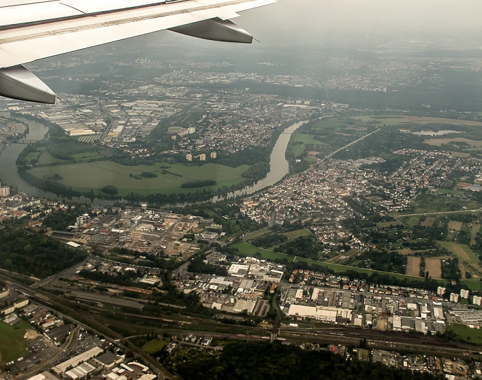 Hessen - Frankfurt am Main (oben) / Offenbacher Mainbogen / Offenbach am Main Allessa-Industriepark Offenbach Bürgel Luftbild aerial photo