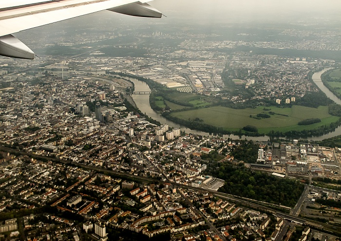 Hessen - Frankfurt am Main (oben) / Offenbacher Mainbogen / Offenbach am Main Allessa-Industriepark Offenbach Bundesautobahn A 661 Carl-Ulrich-Brücke Kaiserleibrücke Offenbacher Hafen Offenbacher Hafeninsel Luftbild aerial photo