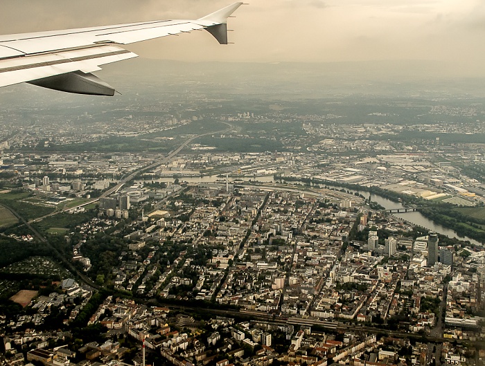 Hessen - Frankfurt am Main (oben) / Offenbacher Mainbogen / Offenbach am Main Bundesautobahn A 661 Carl-Ulrich-Brücke Hauptbahnhof Kaiserleibrücke Offenbacher Hafen Offenbacher Hafeninsel Luftbild aerial photo