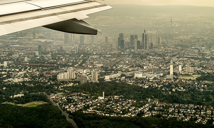 Frankfurt am Main Frankfurter Bankenviertel / Sachsenhausen mit dem Henninger-Turm Europaturm Luftbild aerial photo