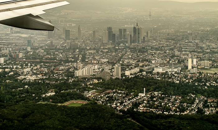 Frankfurt am Main Frankfurter Bankenviertel / Sachsenhausen mit dem Henninger-Turm Europaturm Luftbild aerial photo