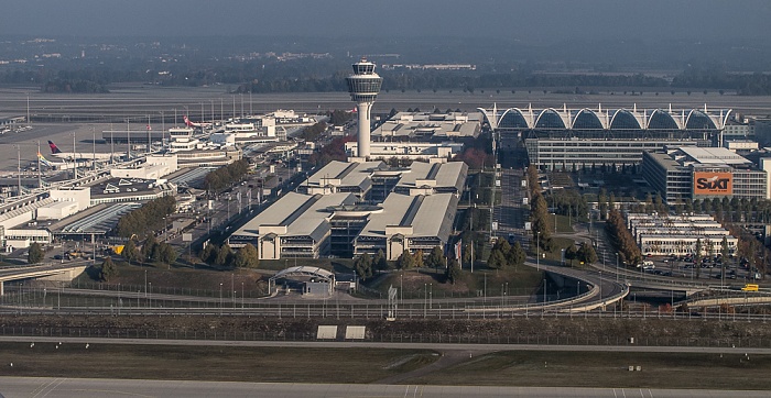 München Flughafen Franz Josef Strauß: Terminal 1, Tower, Munich Airport Center (MAC) Flughafen-Tower Luftbild aerial photo