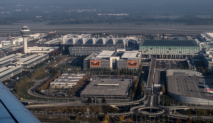 München Flughafen Franz Josef Strauß: Terminal 1, Tower, Munich Airport Center (MAC), Terminal 2 Flughafen-Tower Luftbild aerial photo