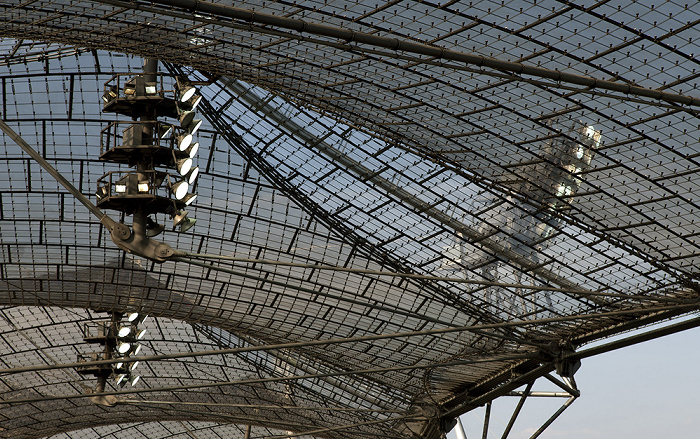 München Olympiastadion: Dachkonstruktion und Flutlicht