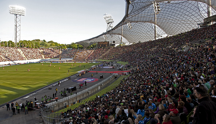 Olympiastadion: Gegentribüne, Südkurve, Haupttribüne München 2012