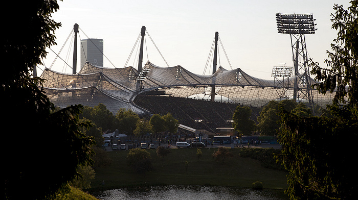 Blick vom Olympiaberg: Olympiapark mit Olympiastadion und Olympiasee München 2012