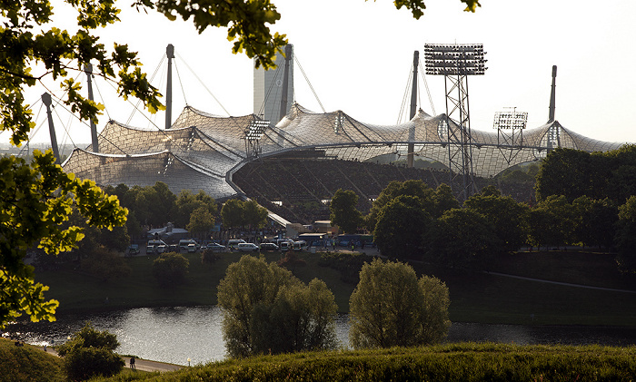 Blick vom Olympiaberg: Olympiapark mit Olympiastadion und Olympiasee München