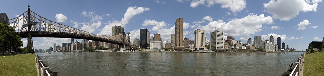 New York City Blick von Roosevelt Island auf East River, Manhattan und Queensboro Bridge