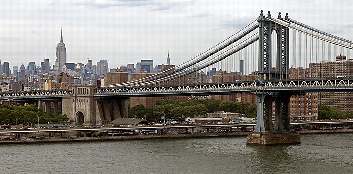 New York City Blick von der Brooklyn Bridge: Manhattan Bridge, East River und Manhattan (Lower East Side). Empire State Building