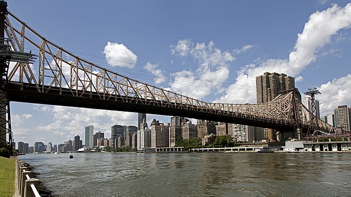 New York City Roosevelt Island, East River, Manhattan, Queensboro Bridge und Roosevelt Island Tramway
