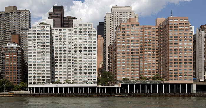 New York City Blick von Roosevelt Island: Midtown Manhattan - Sutton Place East River
