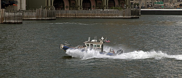 Blick von der Staten Island Ferry: NYPD-Boot in der Upper Bay New York City