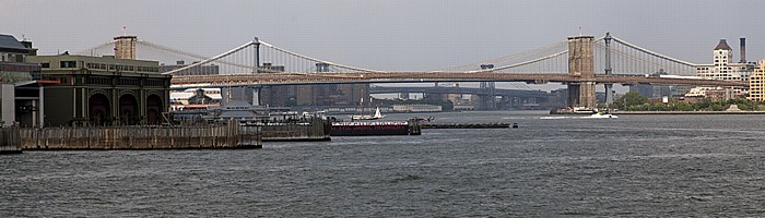 Blick von der Staten Island Ferry: Brooklyn Bridge zwischen Manhattan und Brooklyn über den East River New York City