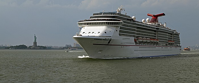 New York City Blick von der Staten Island Ferry: Upper Bay mit dem Kreuzfahrschiff Carnival Miracle Freiheitsstatue Liberty Island