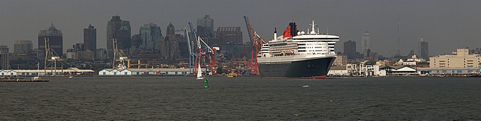 Blick von der Staten Island Ferry: Upper Bay mit dem Transatlantikliner Queen Mary 2 und Brooklyn New York City