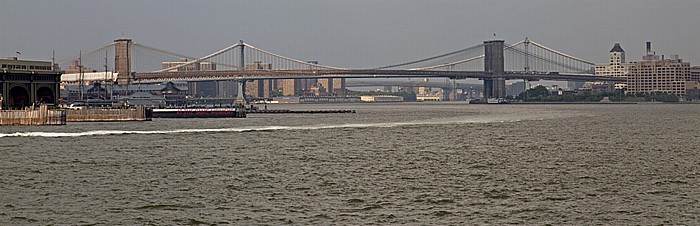 Blick von der Staten Island Ferry: Brooklyn Bridge zwischen Manhattan und Brooklyn über den East River New York City