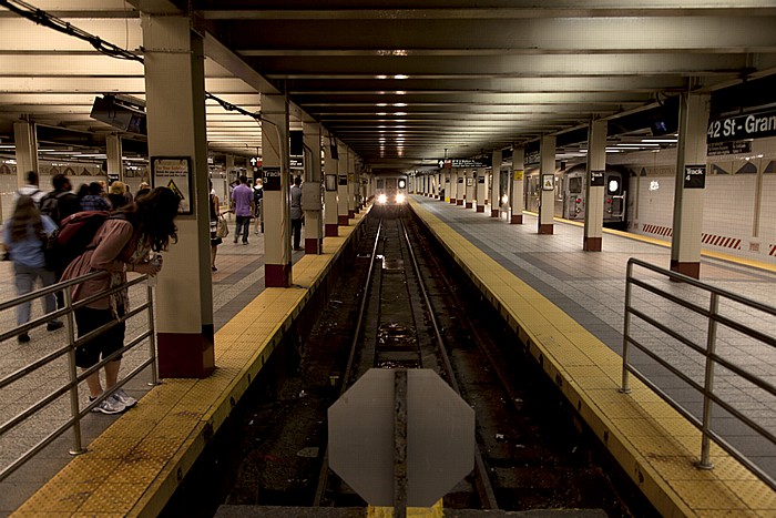 New York City Manhattan: Grand Central-42nd Street Subway Station - 42nd Street Shuttle