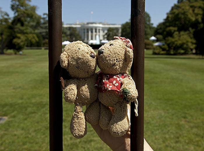 Washington, D.C. President's Park: Teddy und Teddine vor dem Weißen Haus (White House) Weißes Haus