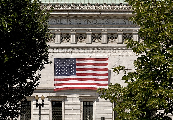 Washington, D.C. Foggy Bottom: Corcoran Gallery of Art mit US-amerikanischer Flagge