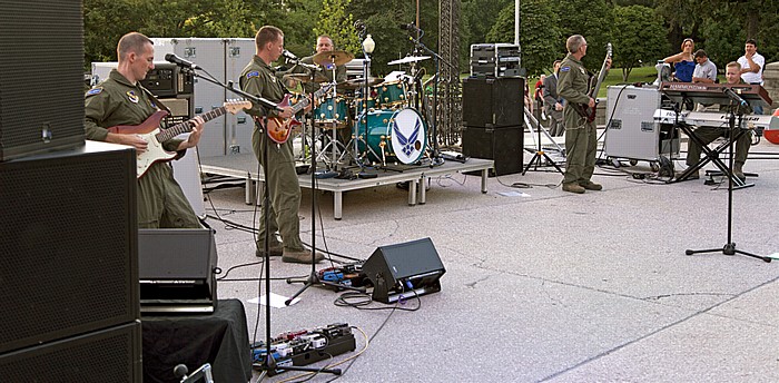 Washington, D.C. Capitol Hill: Kapitol (United States Capitol) - Air Force Band auf den Stufen