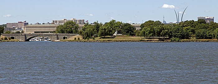 Washington, D.C. Blick von der Inlet Bridge (West Potomac Park): Potomac River und Arlington County Pentagon Tidal Basin United States Air Force Memorial