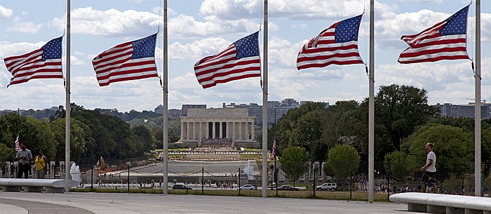 National Mall: Blick vom Hügel des Washington Monument - US-amerikanische Flaggen (auf Halbmast), Lincoln Memorial Washington, D.C.