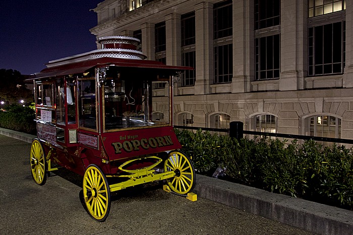 Washington, D.C. National Mall: Historischer Popcorn-Verkaufswagen vor dem National Museum of Natural History.