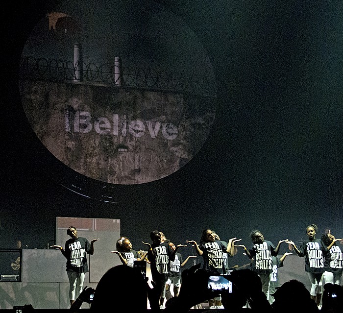 Hartford XL Center: Roger Waters - The Wall Live - Another Brick In The Wall Part 2