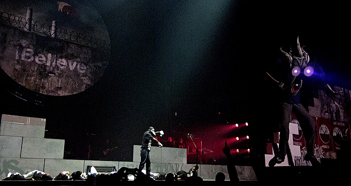 Hartford XL Center: Roger Waters - The Wall Live - Another Brick In The Wall Part 2