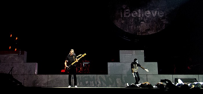 Hartford XL Center: Roger Waters - The Wall Live - Another Brick In The Wall Part 2