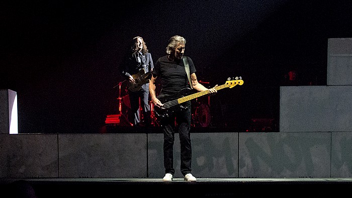 Hartford XL Center: Roger Waters - The Wall Live - Another Brick In The Wall Part 2