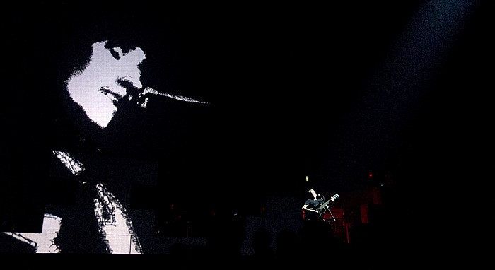 Hartford XL Center: Roger Waters - The Wall Live - Mother