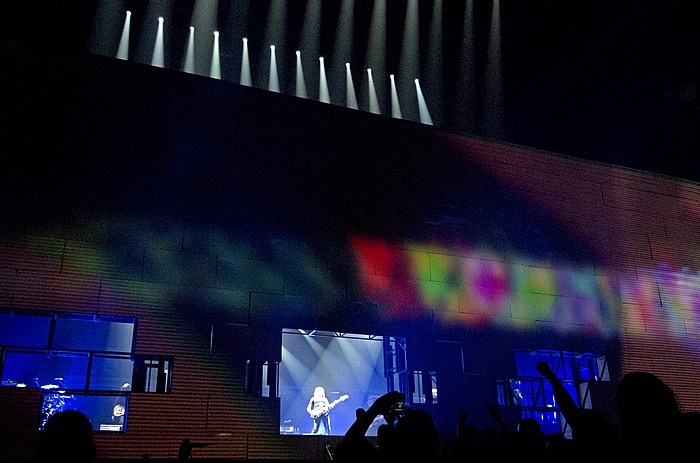 Hartford XL Center: Roger Waters - The Wall Live - Another Brick In The Wall Part 3