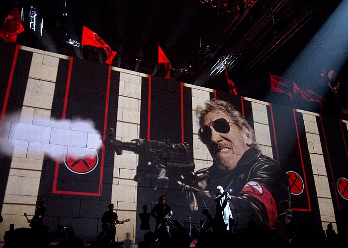 Hartford XL Center: Roger Waters - The Wall Live - In The Flesh