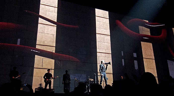 Hartford XL Center: Roger Waters - The Wall Live - Waiting For The Worms