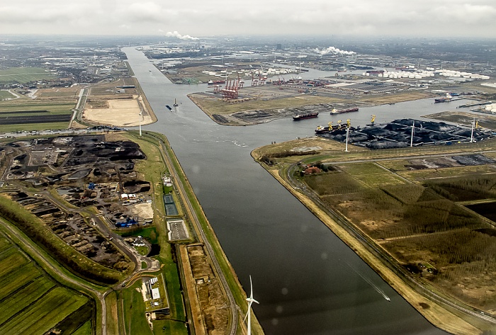 Provinz Noord-Holland - V.l. Zaanstad, Noordzeekanaal, Westpoort (Amsterdam) Afrikahaven Amerikahaven Australiëhaven Aziëhaven Westhaven Zaandam Luftbild aerial photo