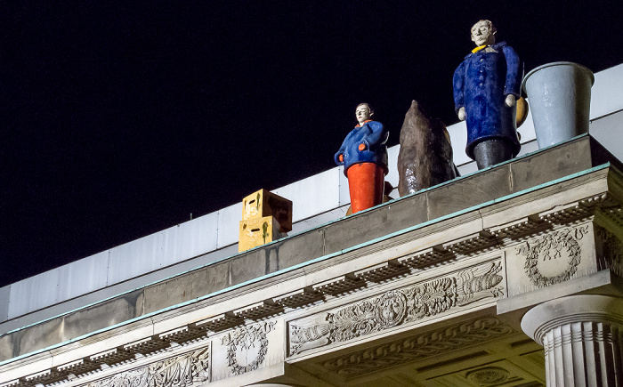 Kassel Friedrichsplatz: Portikus des Roten Palais - Figurengruppe Die Ankunft der Fremden