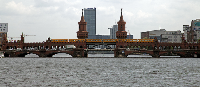 Berlin Friedrichshain (links) / Kreuzberg: Spree mit der Oberbaumbrücke Treptowers