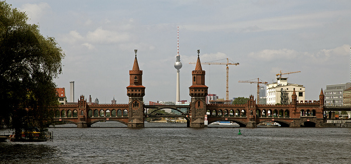 Berlin Kreuzberg (links) / Friedrichshain: Spree mit der Oberbaumbrücke Fernsehturm