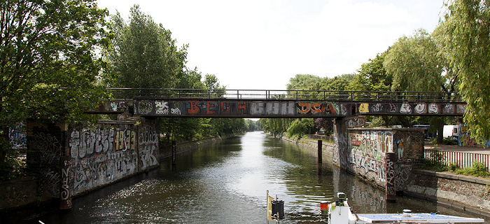 Treptow (links) / Kreuzberg: Görlitzer Brücke über den Landwehrkanal Berlin