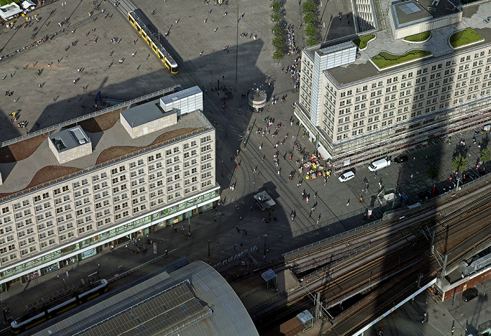 Berlin Blick vom Fernsehturm: Mitte - Alexanderplatz und Bahnhof Alexanderplatz Urania-Weltzeituhr