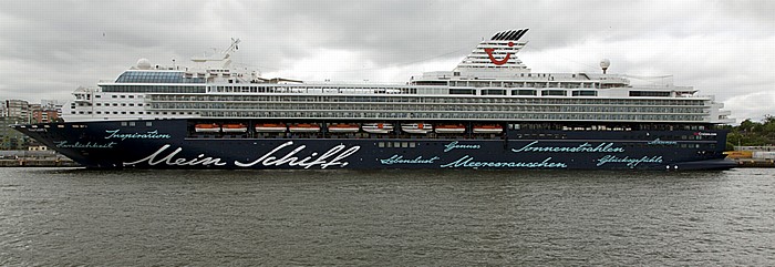 Fähre Stockholm - Vaxholm: Saltsjön - Kreuzfahrschiff Mein Schiff 2 der TUI Cruises Stockholm
