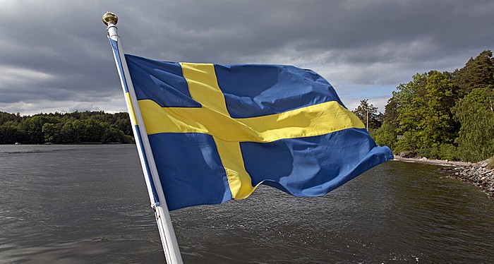 Fähre Vaxholm - Stockholm: Schwedische Flagge Schärengarten
