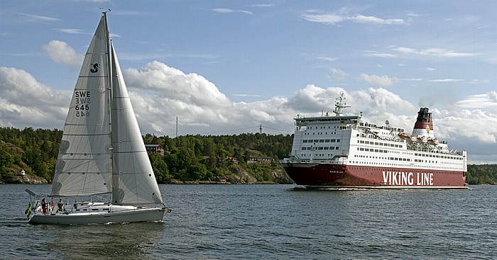 Fähre Vaxholm - Stockholm: Segelboot und Fähre Mariella der Viking Line Schärengarten