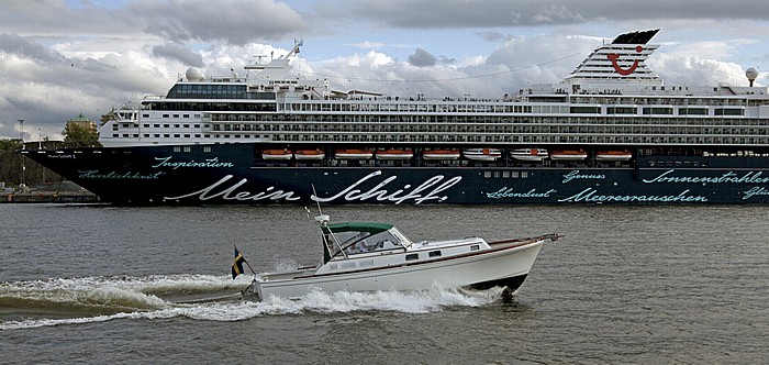 Fähre Vaxholm - Stockholm: Kreuzfahrschiff Mein Schiff 2 der TUI Cruises Stockholm