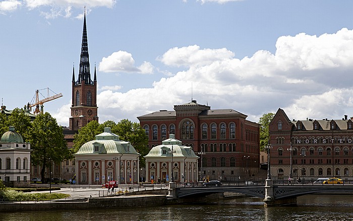 Stockholm Altstadt Gamla stan: Riddarholmskyrkan (Riddarholmskirche) und Teile des Riddarhuset Gamla riksarkivet Norstedtshuset